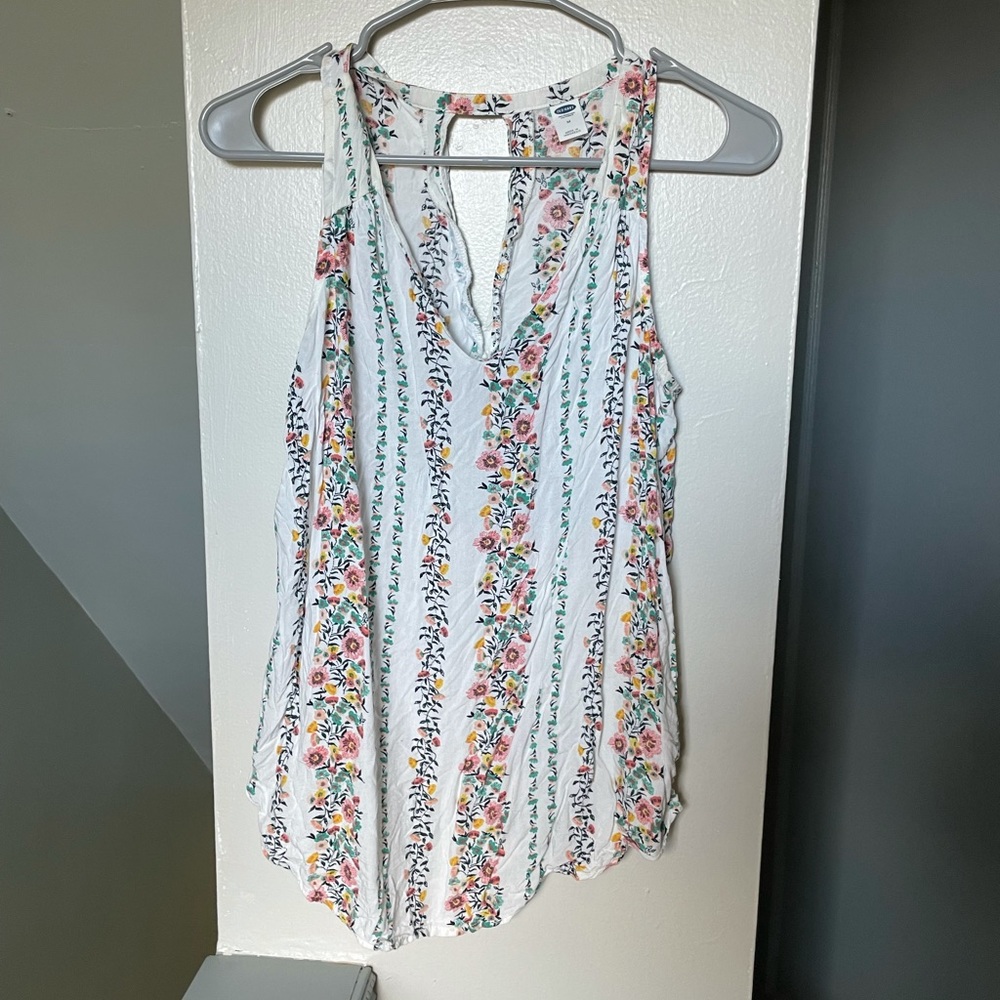 10 DOLLAR SALE ON EVERYTHING: Adorable Floral Top